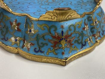 Een paar Chinese bloemvormige cloisonn&eacute; schotels, Qianlong