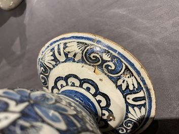 Trois chevrettes et quatre verseuses en fa&iuml;ence de Delft, Nevers et Rouen en bleu et blanc, 17/18&egrave;me