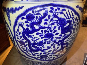 Un pot en porcelaine de Chine en bleu et blanc &agrave; d&eacute;cor de dragons, Jiajing