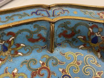 Een paar Chinese bloemvormige cloisonn&eacute; schotels, Qianlong