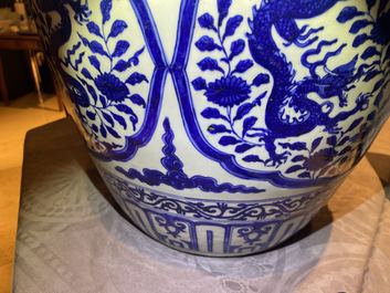 Un pot en porcelaine de Chine en bleu et blanc &agrave; d&eacute;cor de dragons, Jiajing
