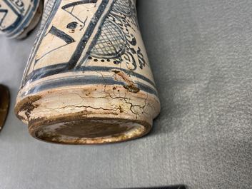 Een collectie van vijf blauw-witte Spaanse albarelli, 17e eeuw