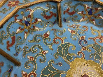 Een paar Chinese bloemvormige cloisonn&eacute; schotels, Qianlong