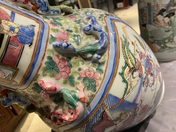 Une paire de vases en porcelaine de Chine famille rose, 19&egrave;me