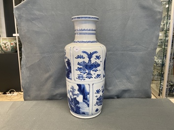 Un vase de forme rouleau en porcelaine de Chine en bleu et blanc, Kangxi