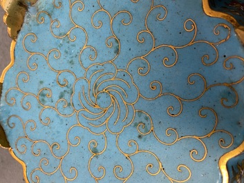 Een paar Chinese bloemvormige cloisonn&eacute; schotels, Qianlong
