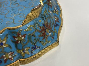 Een paar Chinese bloemvormige cloisonn&eacute; schotels, Qianlong