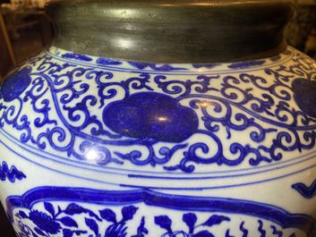 Un pot en porcelaine de Chine en bleu et blanc &agrave; d&eacute;cor de dragons, Jiajing