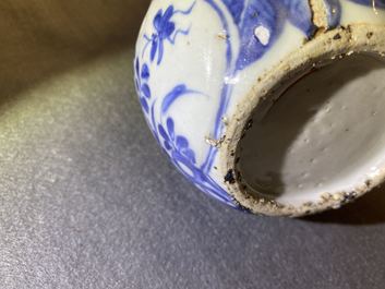 Een Chinese blauw-witte kalebasvaas met floraal decor, Wanli
