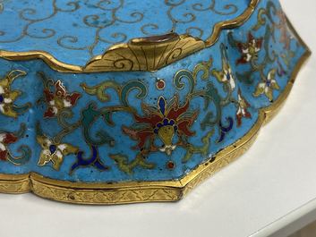 Een paar Chinese bloemvormige cloisonn&eacute; schotels, Qianlong