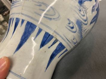 Un vase de forme octagonale en porcelaine de Chine en bleu et blanc, &eacute;poque Transition
