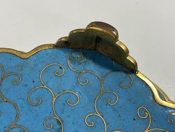 Een paar Chinese bloemvormige cloisonn&eacute; schotels, Qianlong