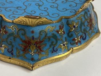 Een paar Chinese bloemvormige cloisonn&eacute; schotels, Qianlong