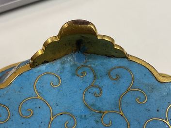 Een paar Chinese bloemvormige cloisonn&eacute; schotels, Qianlong