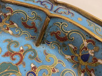 Een paar Chinese bloemvormige cloisonn&eacute; schotels, Qianlong