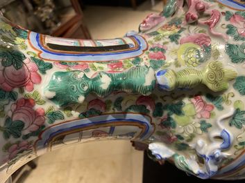 Une paire de vases en porcelaine de Chine famille rose, 19&egrave;me