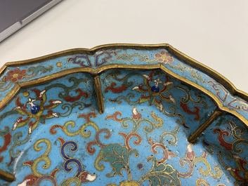 Een paar Chinese bloemvormige cloisonn&eacute; schotels, Qianlong