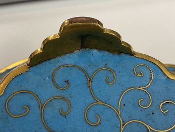 Een paar Chinese bloemvormige cloisonn&eacute; schotels, Qianlong