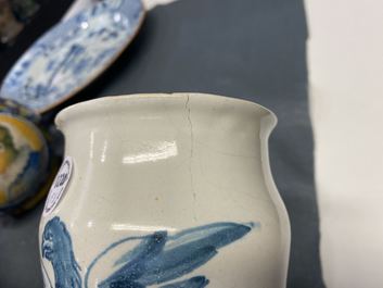 Een collectie van vijf blauw-witte Spaanse albarelli, 17e eeuw