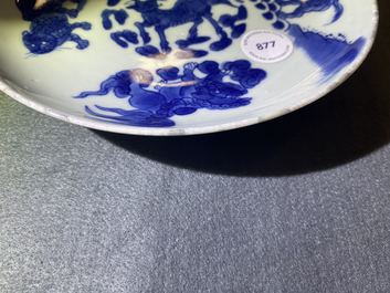 Une coupe en porcelaine de Chine en bleu et blanc &agrave; d&eacute;cor d'animaux mythiques, marque et &eacute;poque de Shunzhi