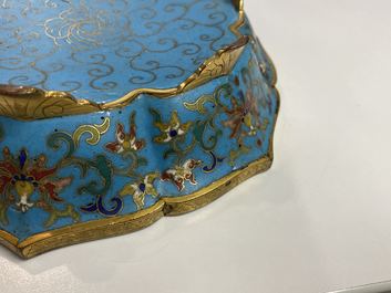 Een paar Chinese bloemvormige cloisonn&eacute; schotels, Qianlong