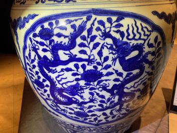 Un pot en porcelaine de Chine en bleu et blanc &agrave; d&eacute;cor de dragons, Jiajing