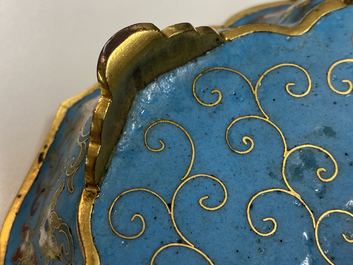 Een paar Chinese bloemvormige cloisonn&eacute; schotels, Qianlong