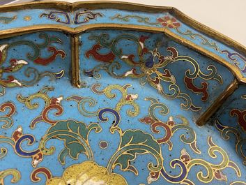 Een paar Chinese bloemvormige cloisonn&eacute; schotels, Qianlong