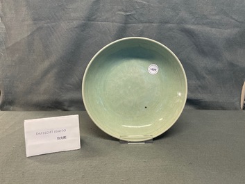 Un plat en porcelaine de Chine c&eacute;ladon monochrome &agrave; d&eacute;cor incis&eacute;, Qianlong