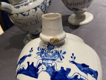 Trois chevrettes et quatre verseuses en fa&iuml;ence de Delft, Nevers et Rouen en bleu et blanc, 17/18&egrave;me