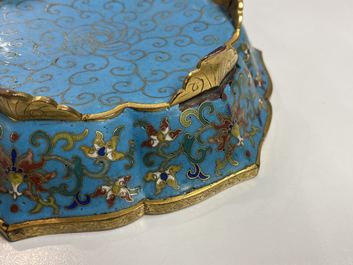 Een paar Chinese bloemvormige cloisonn&eacute; schotels, Qianlong
