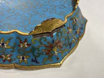 Een paar Chinese bloemvormige cloisonn&eacute; schotels, Qianlong