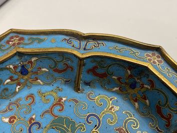 Een paar Chinese bloemvormige cloisonn&eacute; schotels, Qianlong