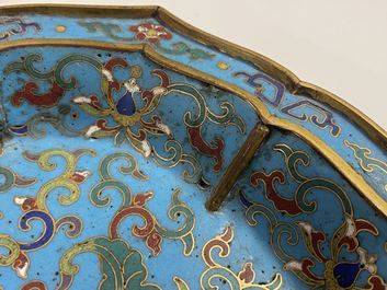Een paar Chinese bloemvormige cloisonn&eacute; schotels, Qianlong