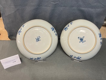 Une paire de plats en porcelaine de Chine en bleu et blanc &agrave; d&eacute;cor de 'La romance de la chambre de l'ouest', Qianlong