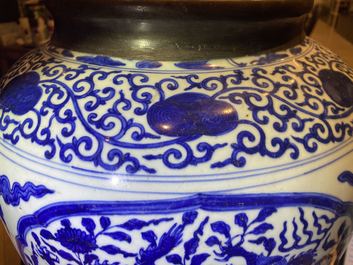 Un pot en porcelaine de Chine en bleu et blanc &agrave; d&eacute;cor de dragons, Jiajing