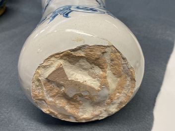 Een collectie van vijf blauw-witte Spaanse albarelli, 17e eeuw
