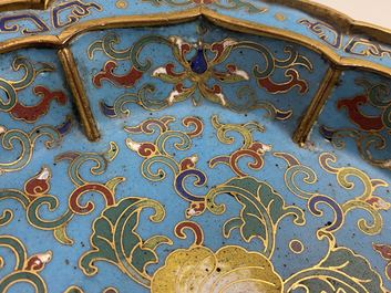 Een paar Chinese bloemvormige cloisonn&eacute; schotels, Qianlong