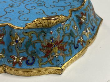 Een paar Chinese bloemvormige cloisonn&eacute; schotels, Qianlong