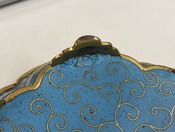 Een paar Chinese bloemvormige cloisonn&eacute; schotels, Qianlong