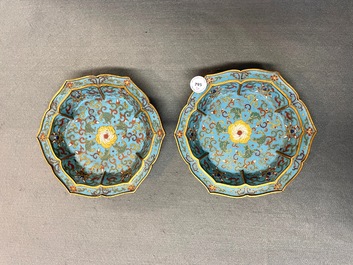 Een paar Chinese bloemvormige cloisonn&eacute; schotels, Qianlong