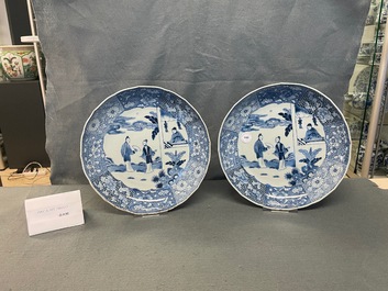 Une paire de plats en porcelaine de Chine en bleu et blanc &agrave; d&eacute;cor de 'La romance de la chambre de l'ouest', Qianlong