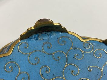 Een paar Chinese bloemvormige cloisonn&eacute; schotels, Qianlong
