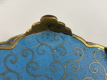 Een paar Chinese bloemvormige cloisonn&eacute; schotels, Qianlong