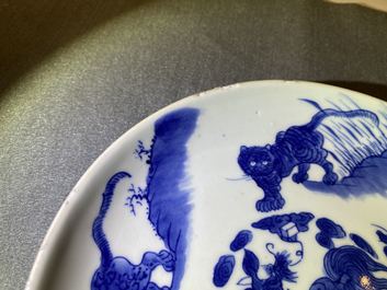 Une coupe en porcelaine de Chine en bleu et blanc &agrave; d&eacute;cor d'animaux mythiques, marque et &eacute;poque de Shunzhi