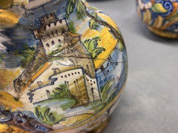 Trois pots de pharmacie en majolique italienne, 16/18&egrave;me