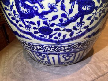 Un pot en porcelaine de Chine en bleu et blanc &agrave; d&eacute;cor de dragons, Jiajing