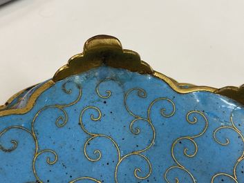 Een paar Chinese bloemvormige cloisonn&eacute; schotels, Qianlong