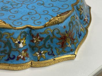 Een paar Chinese bloemvormige cloisonn&eacute; schotels, Qianlong
