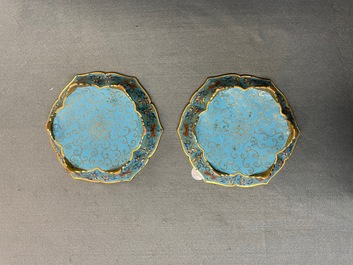 Een paar Chinese bloemvormige cloisonn&eacute; schotels, Qianlong